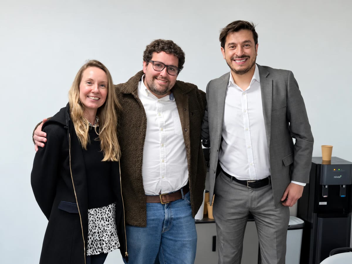 Paola Castelli, directora comercial de Tinsa, y Francisco Ackerman, junto a Marcelo González.